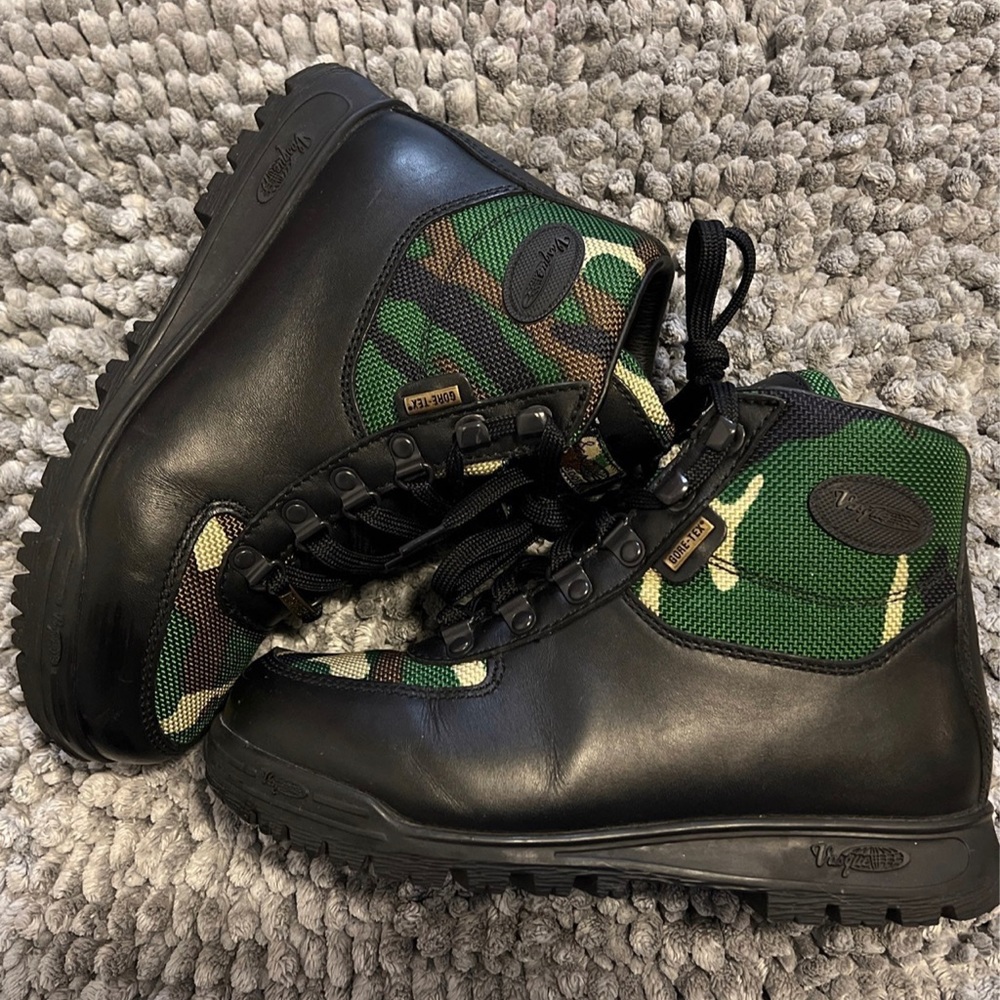 Gore-tex Army Vasque boots size 4